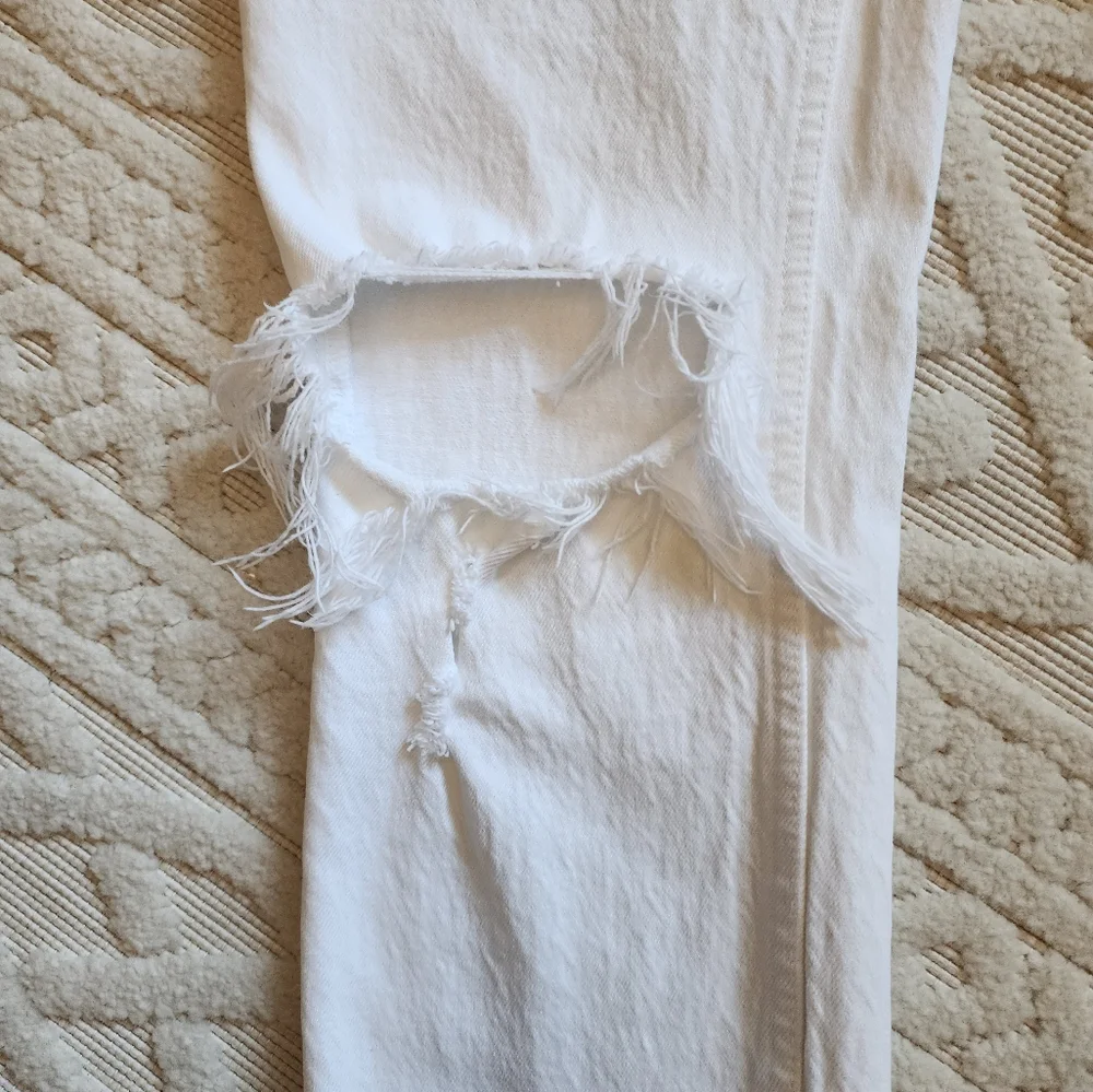 ABERCROMBIE AND FITCH  MOM  HIGH RISE JEAN